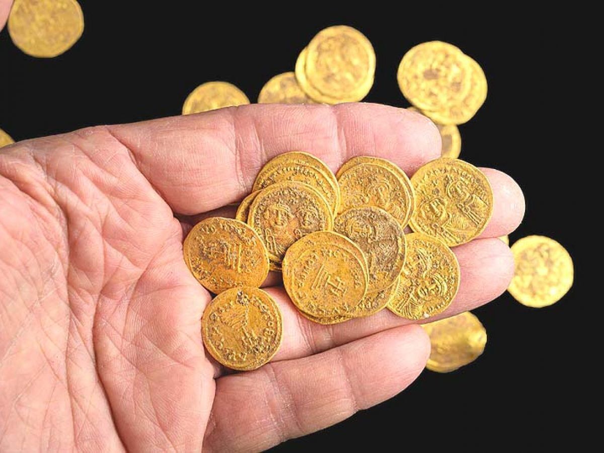 В Израиле археологи обнаружили более четырех десятков золотых монет поздней Римской и Византийской империй