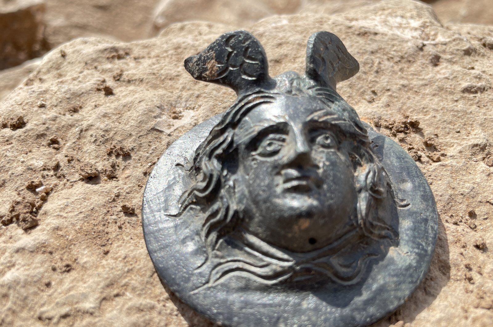 Археологи раскопали 1800-летнюю военную медаль с головой горгоны Медузы