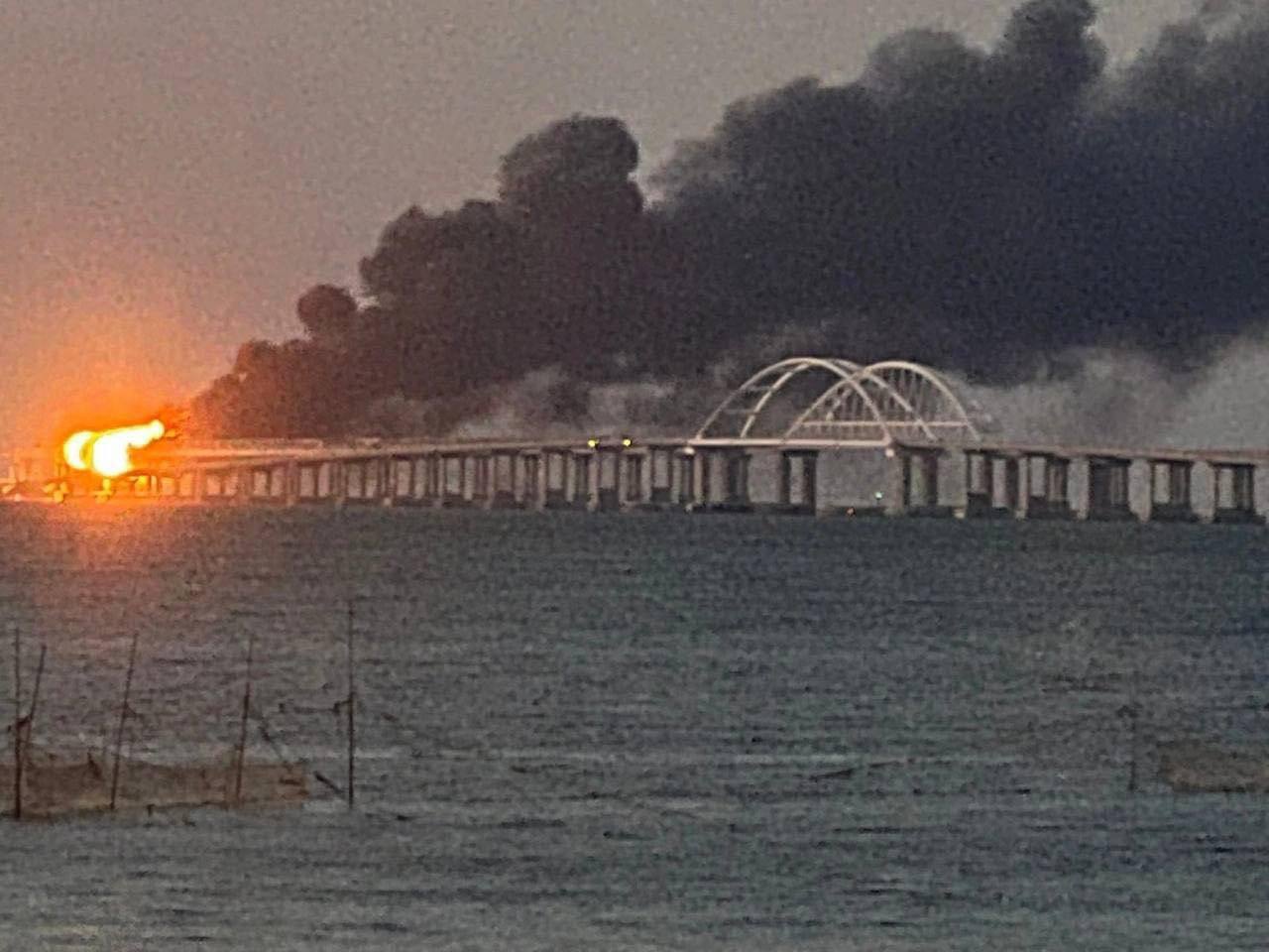 На Крымском мосту пожар, повреждено дорожное полотно