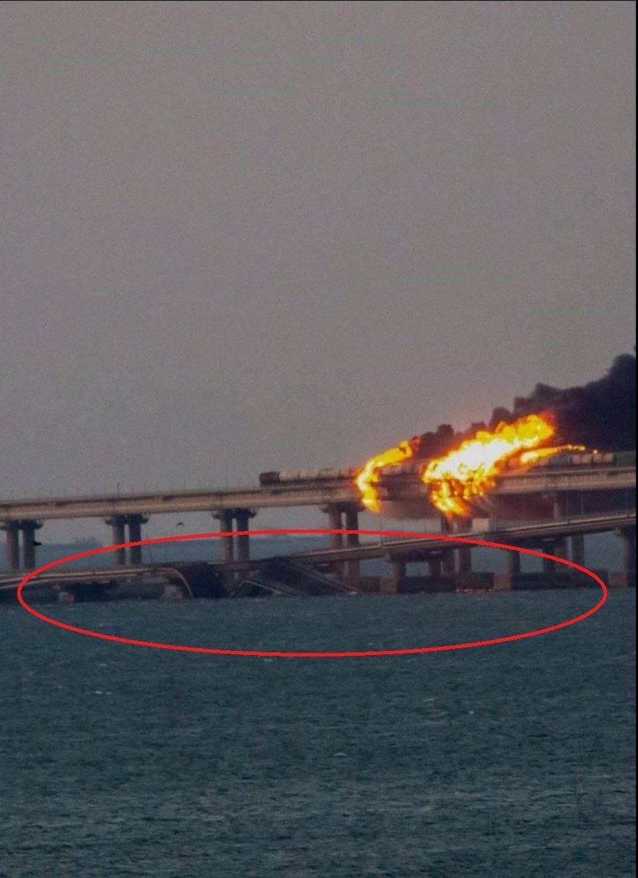 На Крымском мосту пожар, повреждено дорожное полотно
