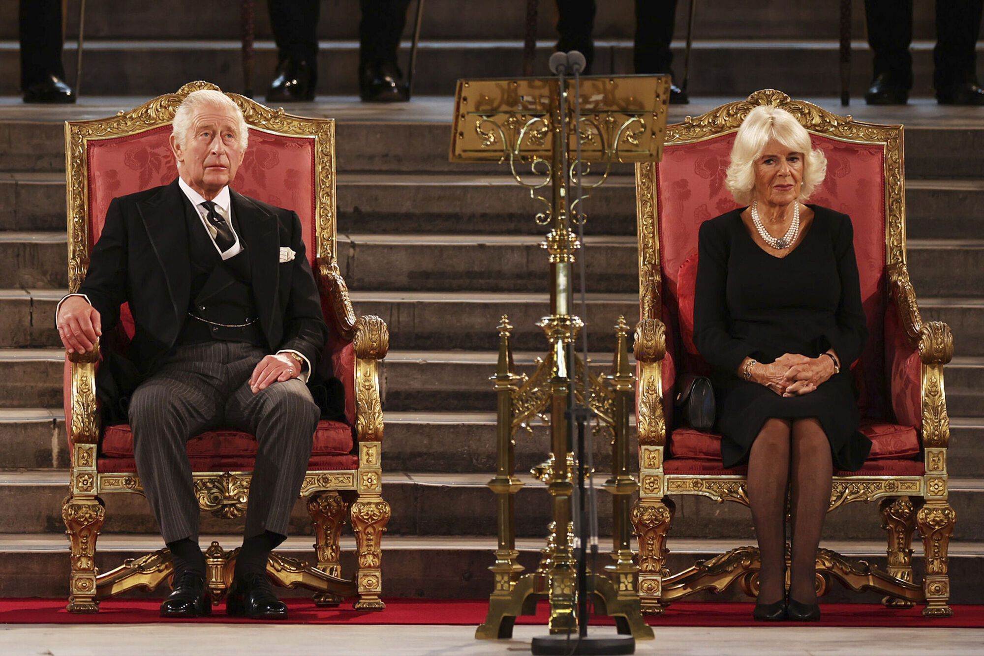 Жена Чарльза Камила как королева-консорт также будет коронована во время церемонии