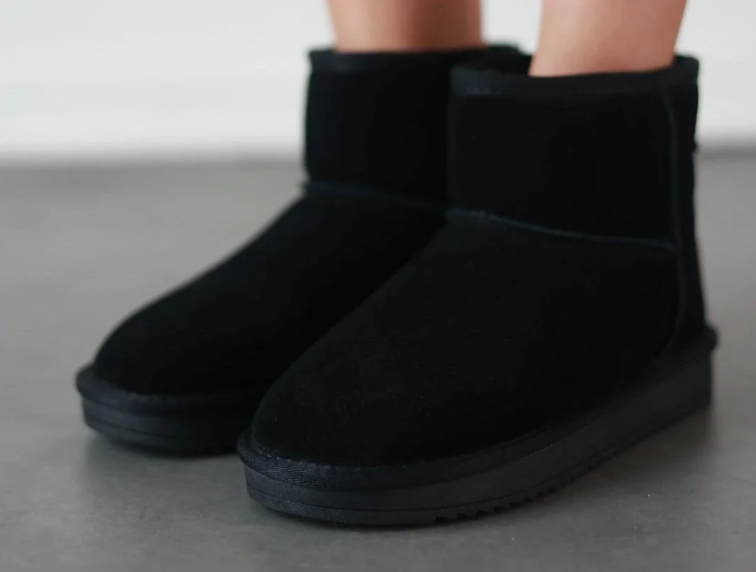 Короткие уги - модная обувь на зиму 2022