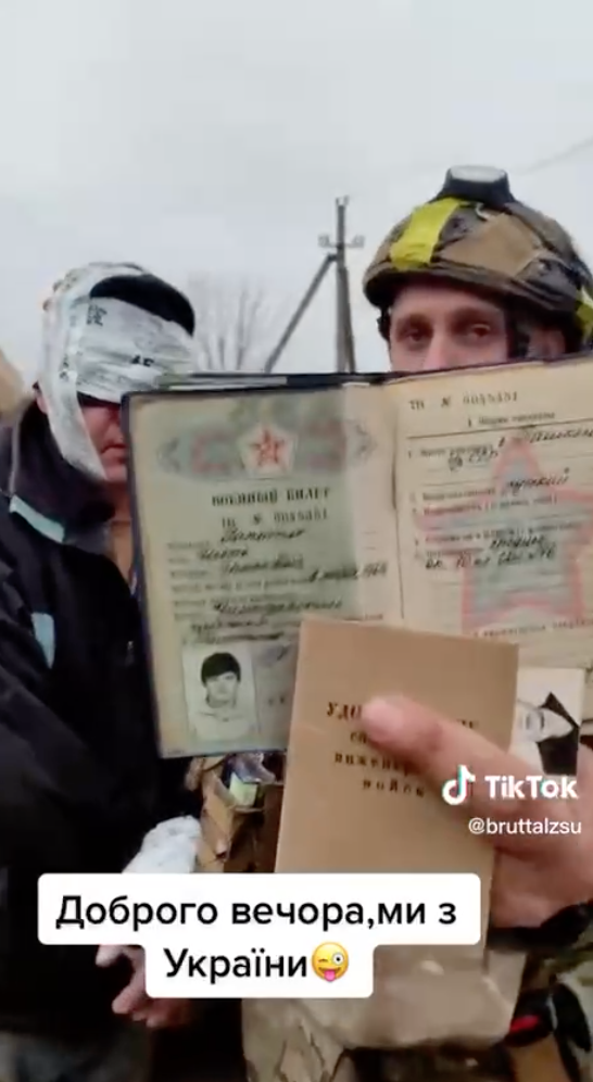 Російські військові переодягаються у цивільний одяг в Херсоні та намагаються втекти