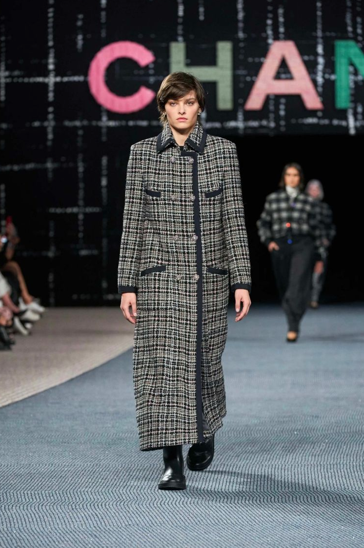 Осінні тренди 2022 - модні тренди зими 2023 - пальто Chanel на зиму