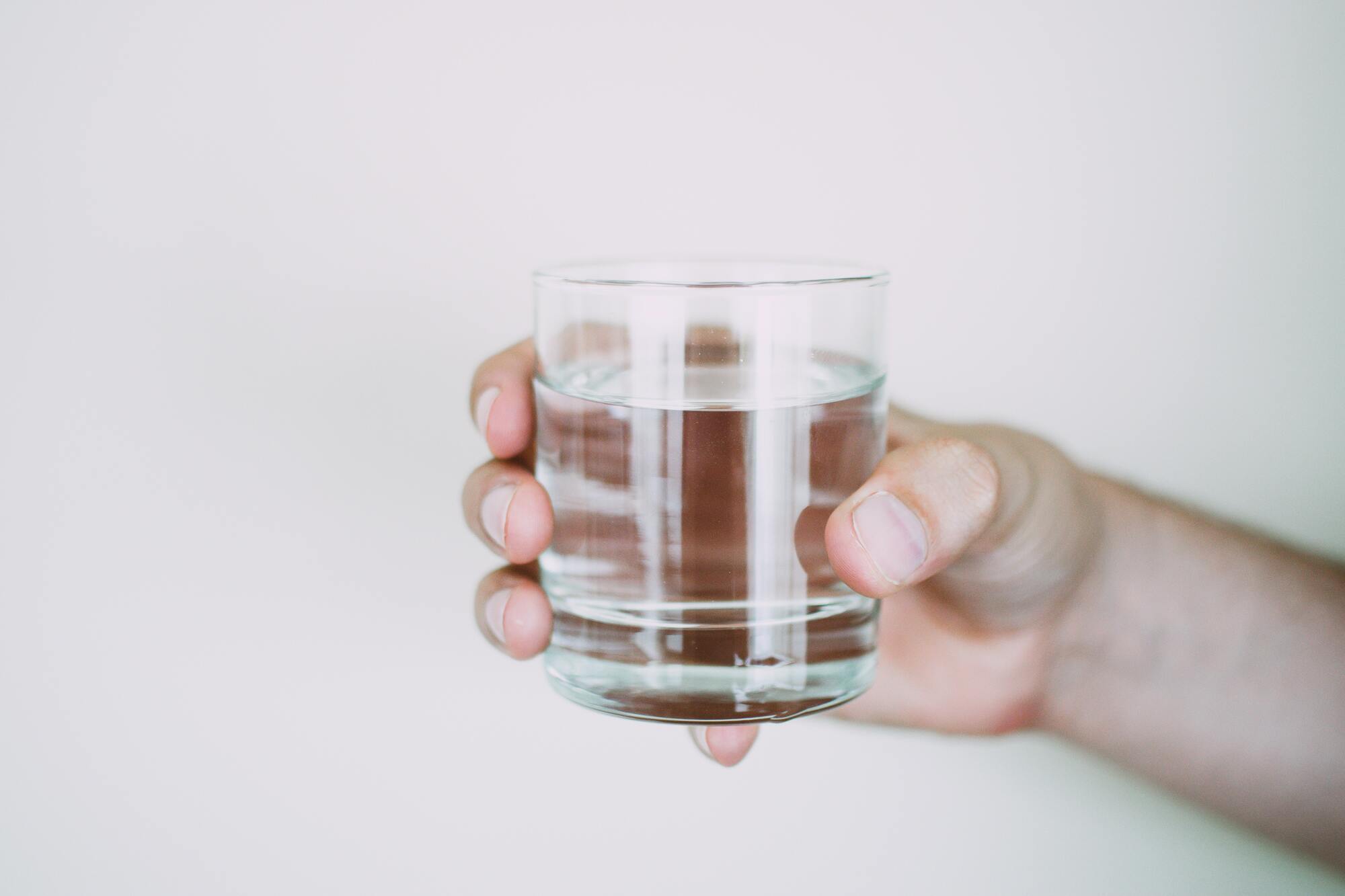 Сколько воды нужно выпивать – какую воду пить утром