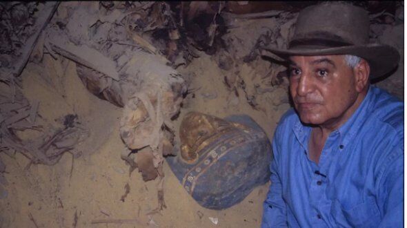 Египтолог Захи Хавасс и одна из мумий, обнаруженных в Саккаре, месте раскопок за пределами Каира