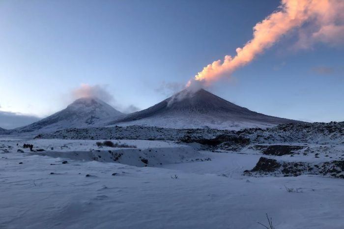 На россии одновременно начали извержение два вулкана (фото и видео)