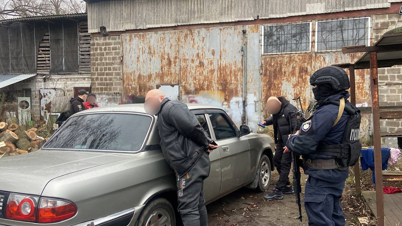 Рабство с угрозами расправы: в Киевской области полиция задержала мужчину, который удерживал и заставлял работать людей (видео)