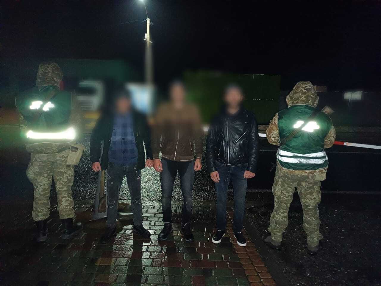 Трое мужчин планировали бежать в Румынию через Тису, но их поймали курсанты-пограничники.