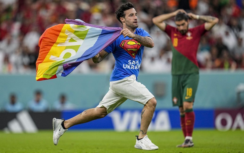 Чемпіонат світу з футболу 2022 у Катарі - вболівальник у промовистій футболці закликав допомогти Україні - фото та відео