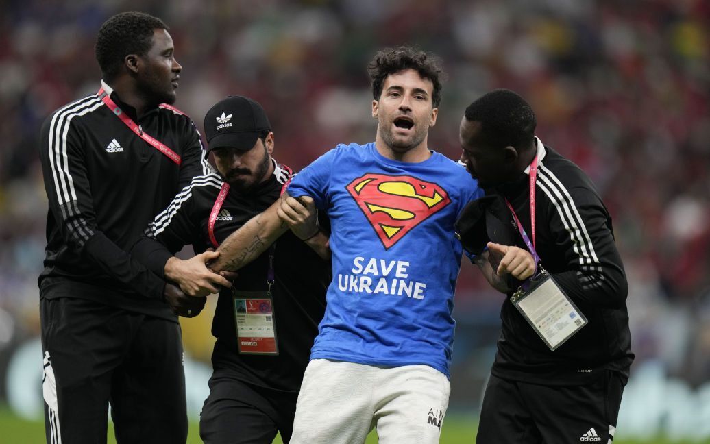 Чемпионат мира по футболу 2022 года в Катаре - болельщик в красноречивой футболке призвал помочь Украине - фото и видео