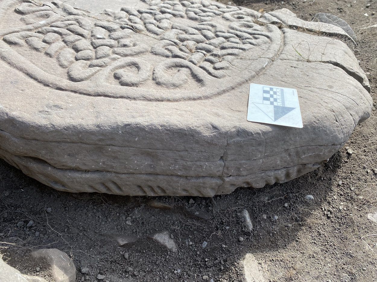 В Шотландии обнаружили старинный камень возрастом 1500 лет с таинственными надписями (фото)