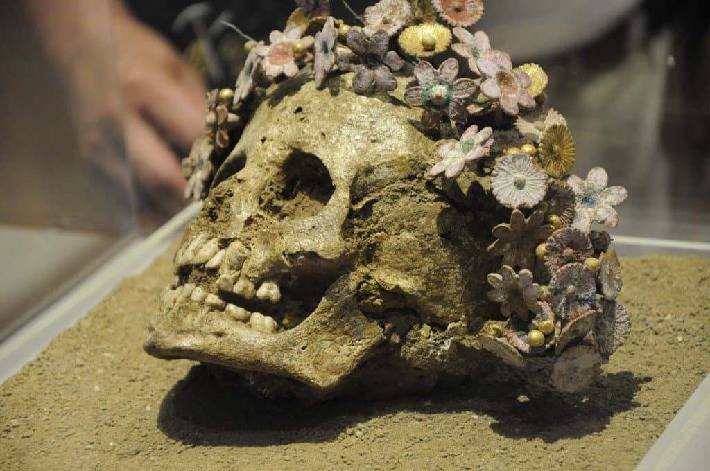 В Греции обнаружили череп девочки с венком из керамических цветов (фото)