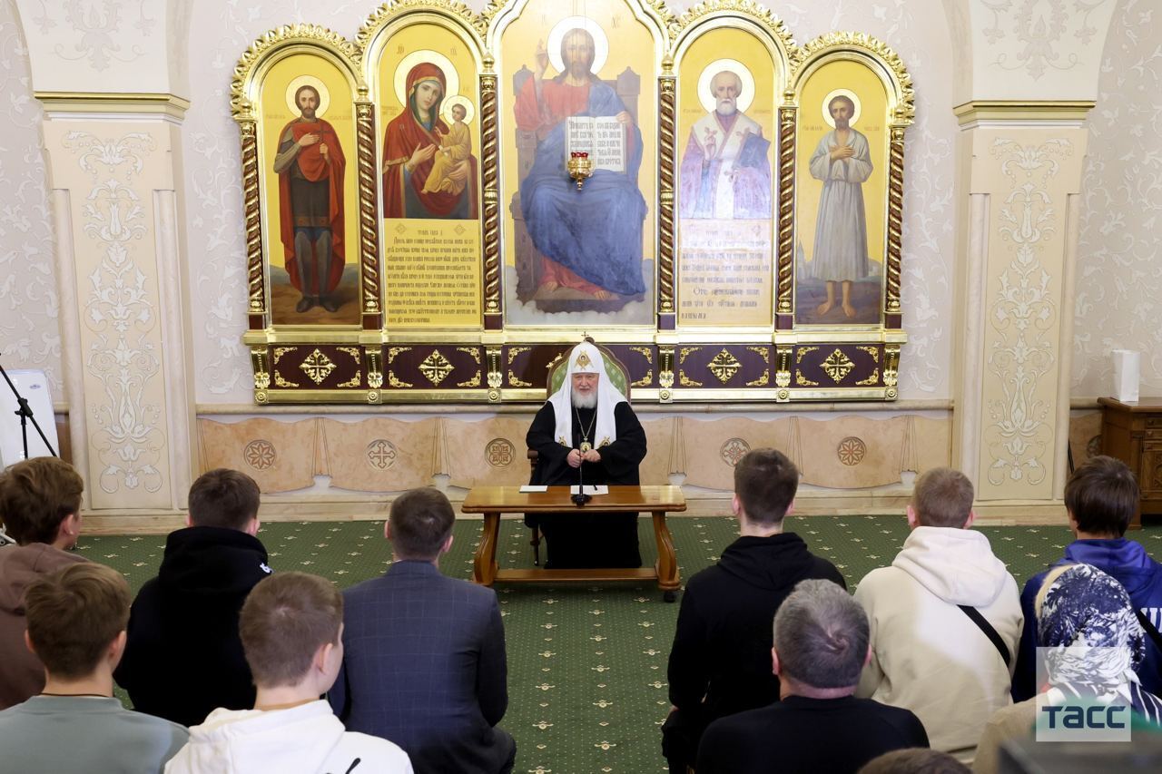 Патриарх РПЦ Кирилл пытается убедить детей, что русский мер везде, а не только в РФ
