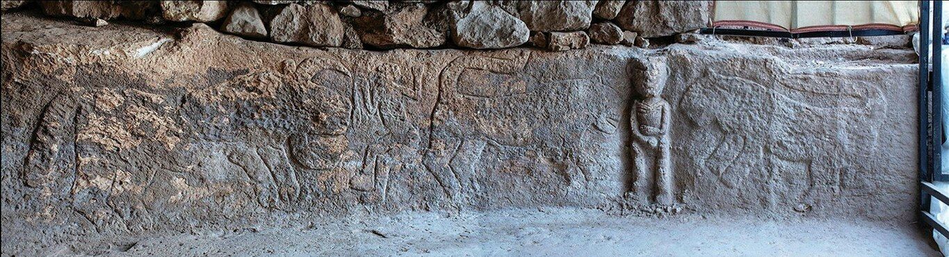 В Турции обнаружили древнейшую повествовательную сцену, на которой мужчина сжимает фаллос среди гепардов (фото)