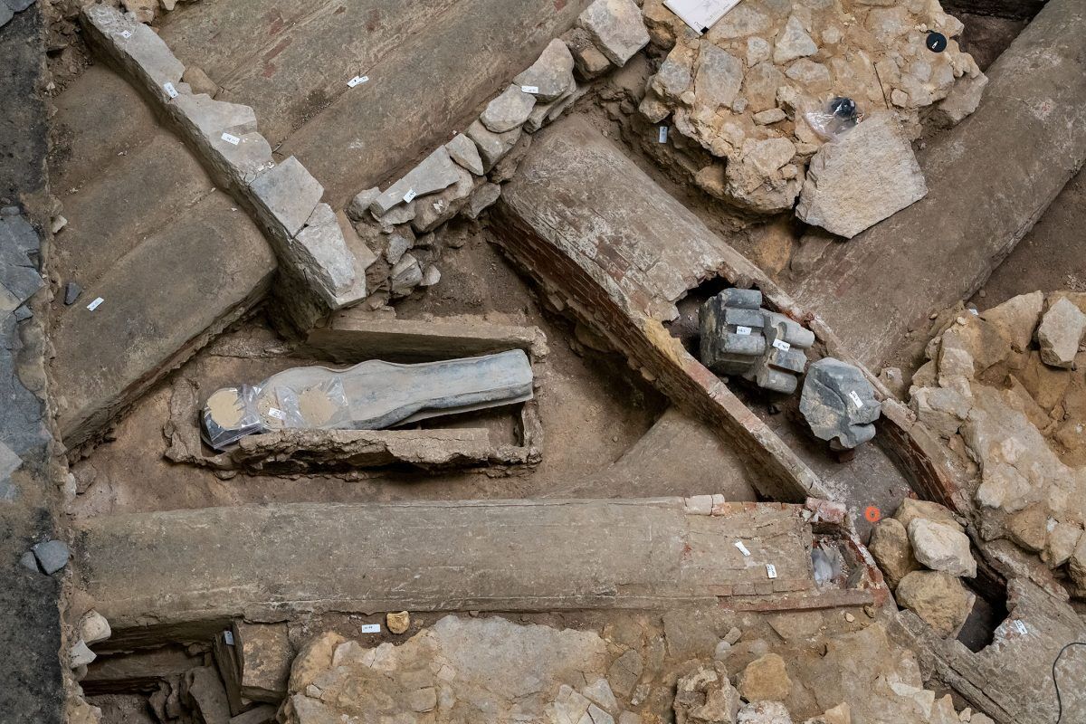 Ученые рассказали о тайнах двух найденных под собором Нотр-Дамом саркофагов