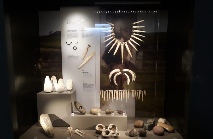 Британские археологи нашли загадочные артефакты в кургане бронзового века вблизи Стоунхенджа.