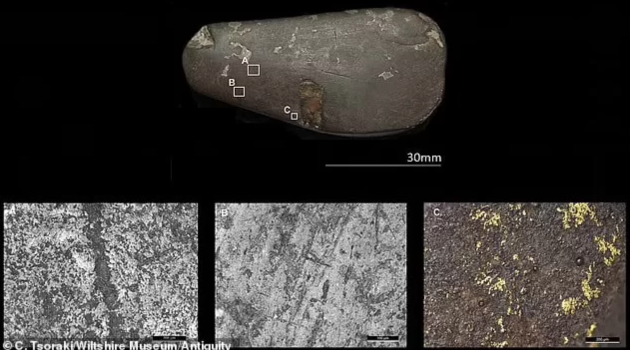 Британские археологи нашли загадочные артефакты в кургане бронзового века вблизи Стоунхенджа.