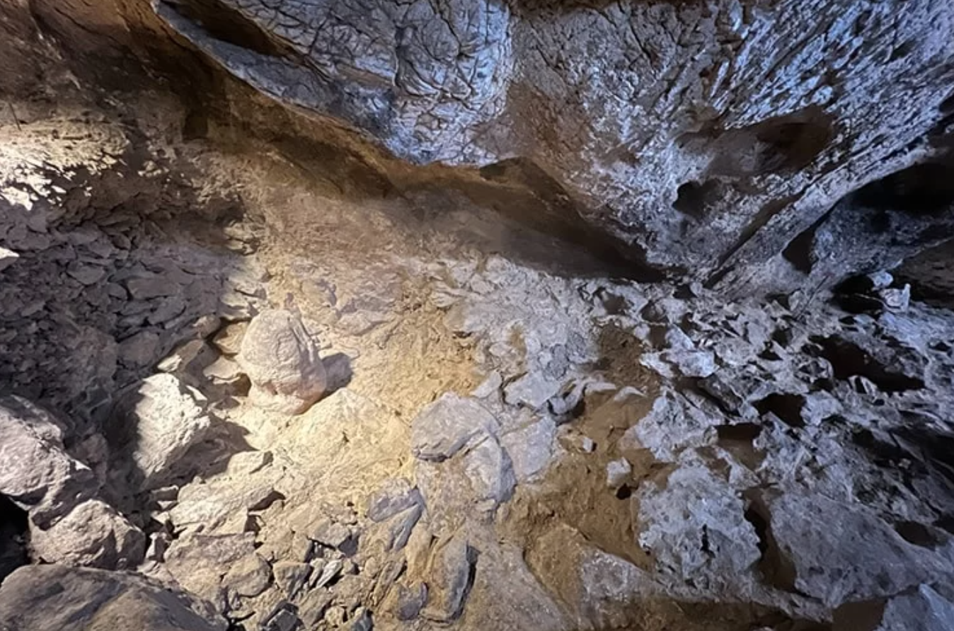 Турецкие археологи провели раскопки в пещере Гедиккая и нашли каменную фигурку, топор, керамику.