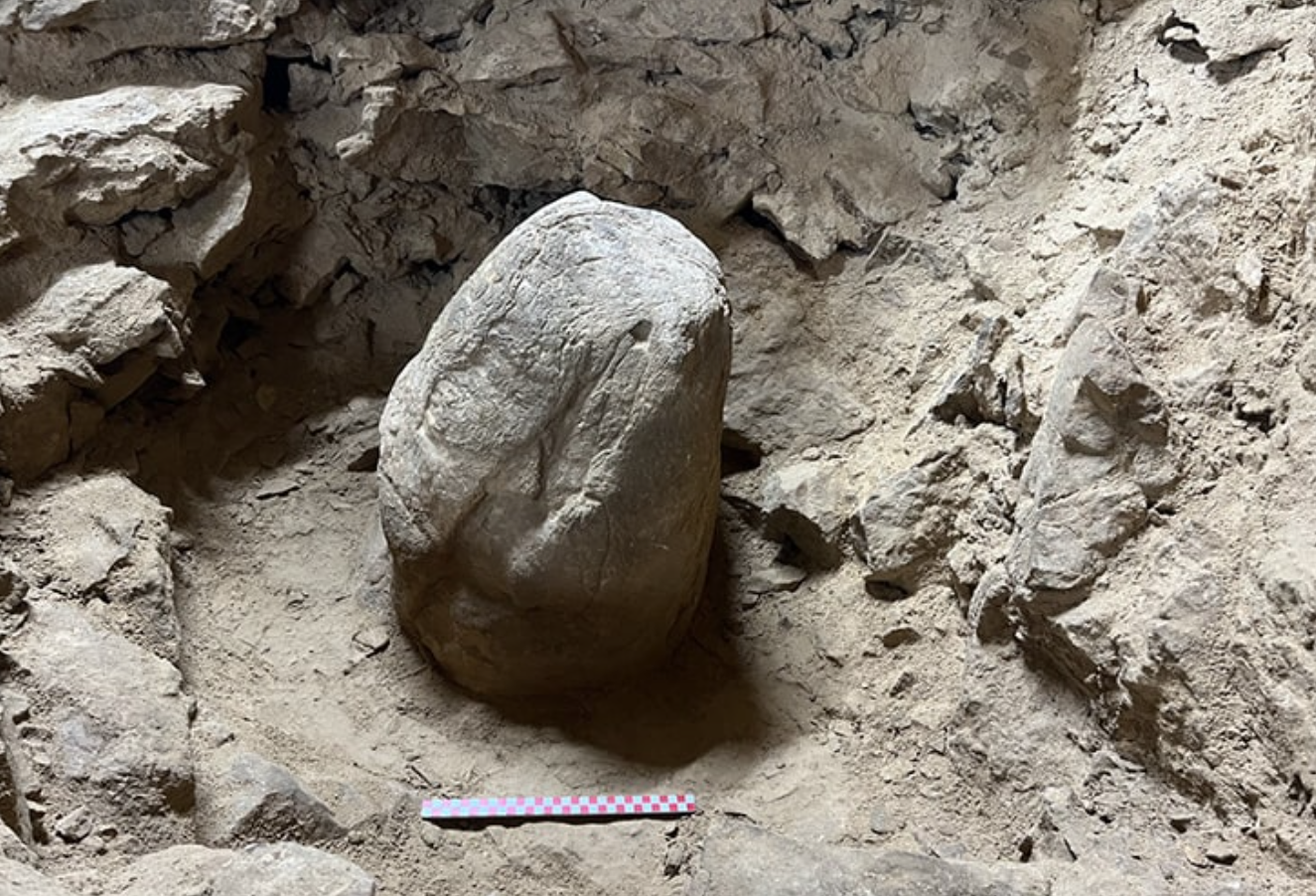 Турецькі археологи провели розкопки у печері Гедіккая та знайшли кам'яну фігурку, сокиру, кераміку - фото