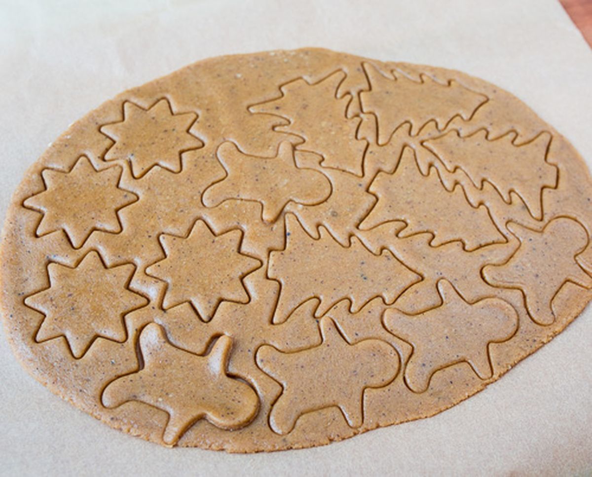 Виріжте бажані форми майбутнього печива
