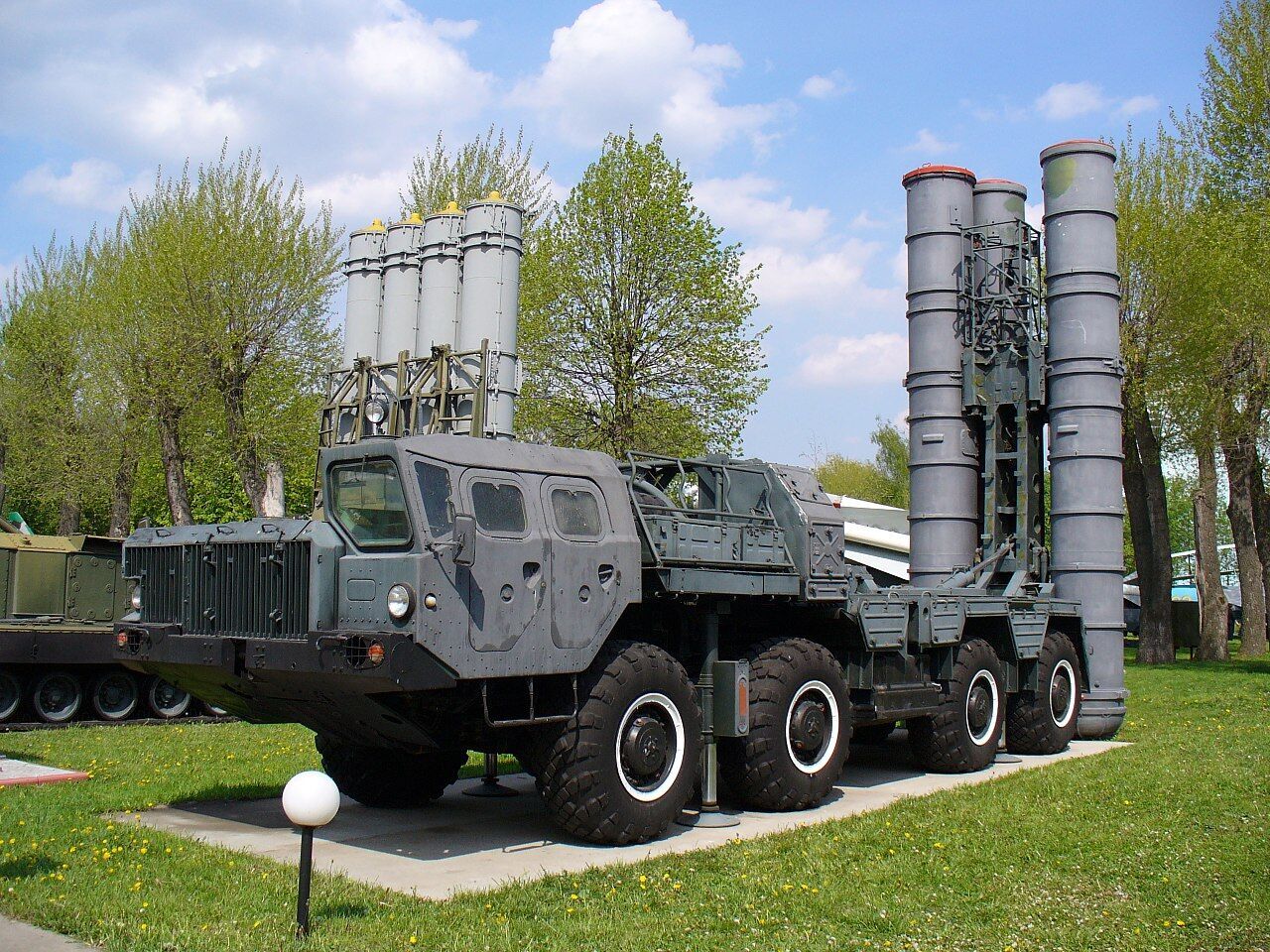 S-300 air defence system is on its way to shoot down a Russian missile - main features, photos and video