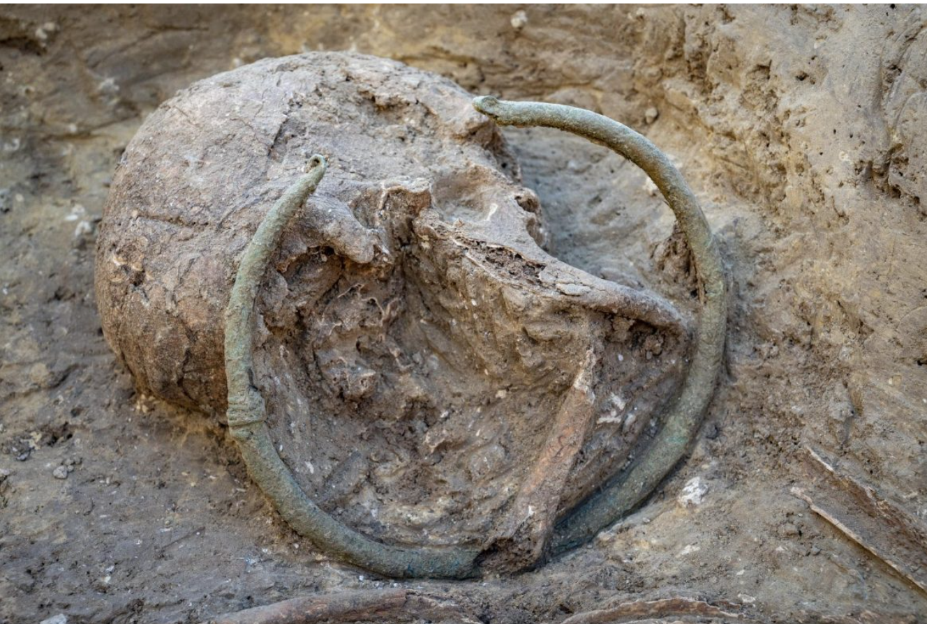 Ученые во время раскопок некрополя в Обане нашли три новых могилы со скелетами, браслетами и кольцами.