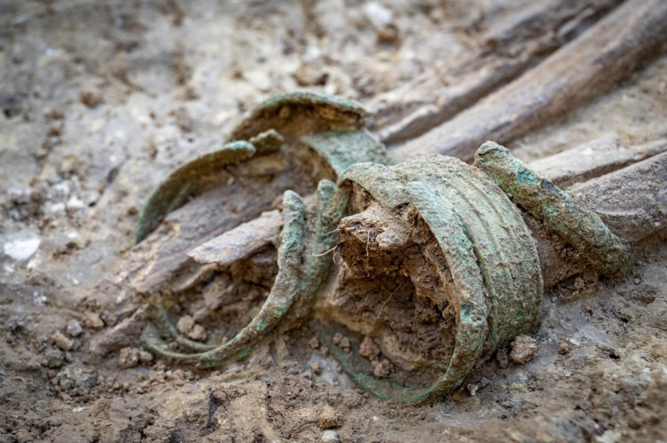 Вчені під час розкопок некрополя в Обані знайшли три нові могили зі скелетами, браслетами та кільцями - фото
