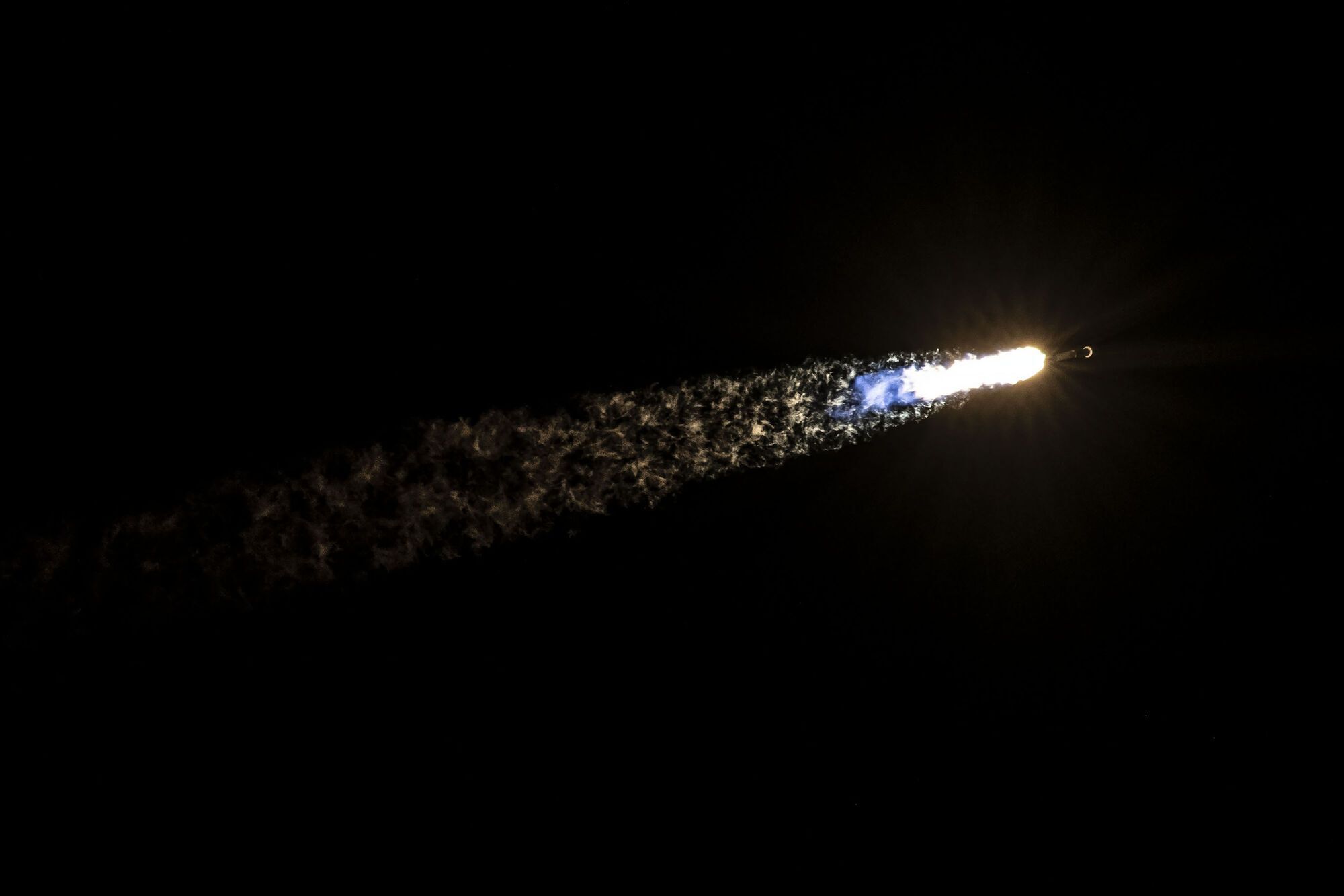 SpaceX вывела на орбиту мощные спутники второго поколения