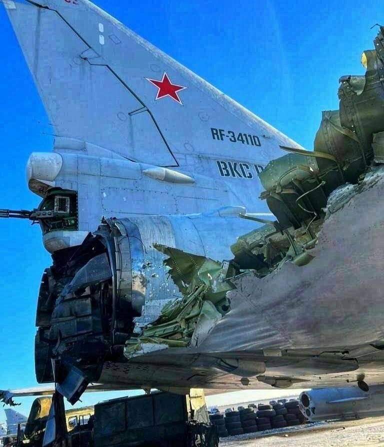 Поврежденный самолет на аэропорту под Рязанью
