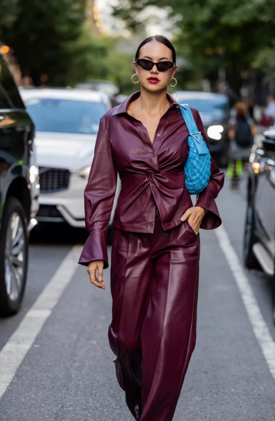 Головний колір 2023 Viva Magenta - шість стильних образів streetstyle - модні тренди 2023