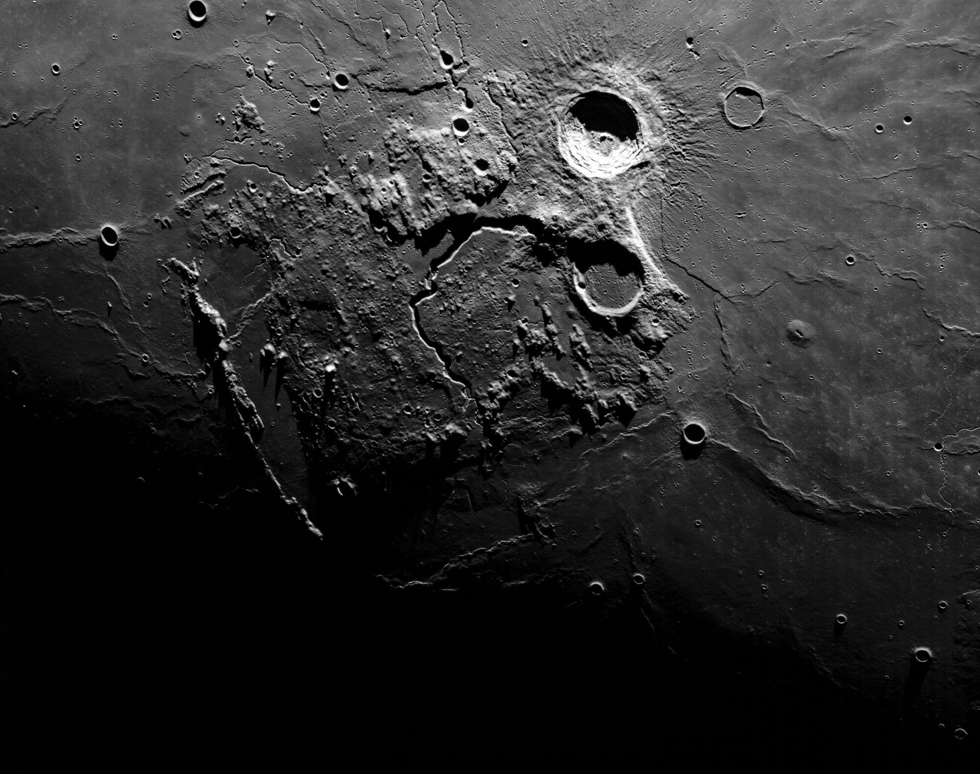 NASA опубликовало фото Луны