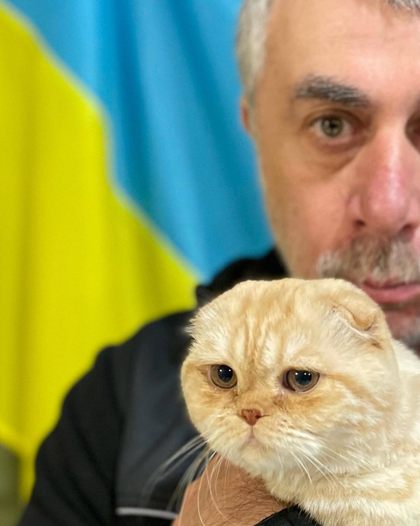Доктор Комаровский показал кота с гербом Украины