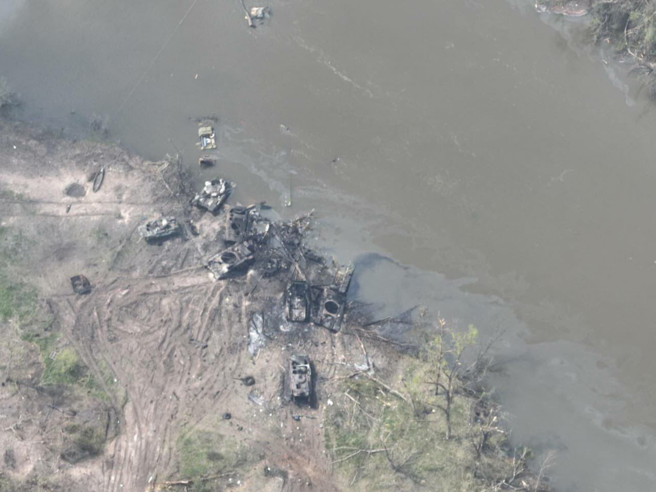 ''Втікали вплав'': ЗСУ показали знищення переправи та техніки окупантів під Луганськом