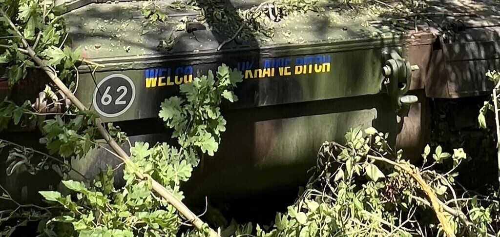 Надпись для врага ''Добро пожаловать в Украину, с*ка'' на немецкой САУ PzH 2000