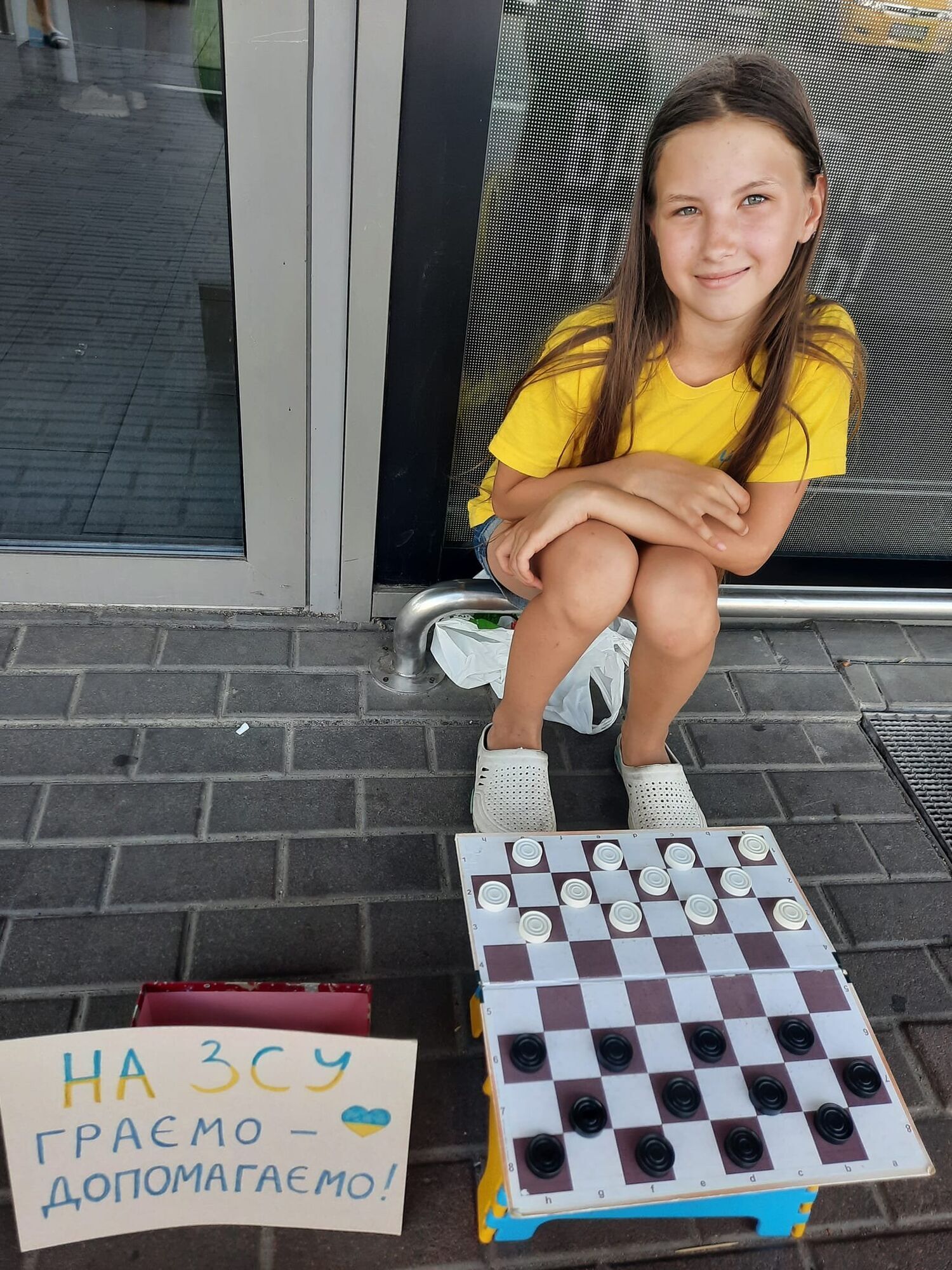 Маленькая чемпионка мира по шашкам играет для помощи ВСУ