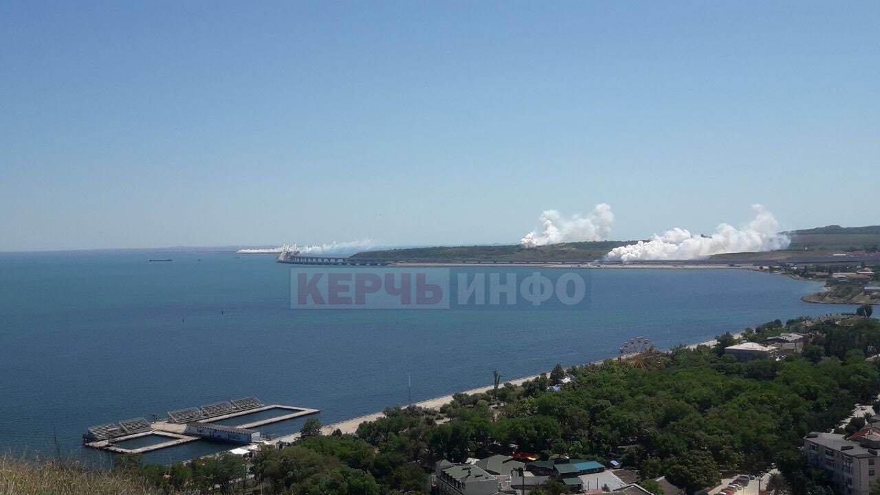 В районе Крымского моста заметили клубы дыма