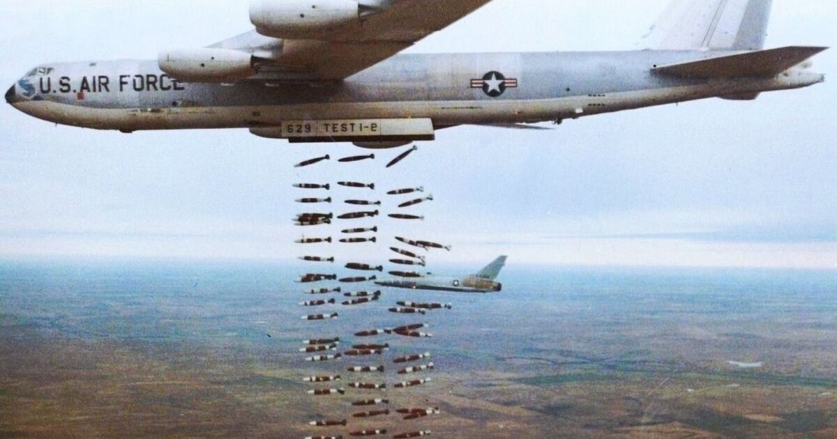 Запуск авіабомб під час коврового бомбардування