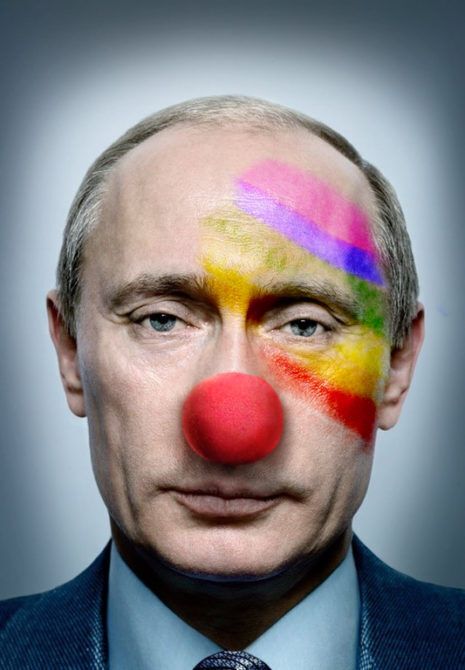 Карикатура. Путин изображен с клоунским носом и радужной раскраской на лице