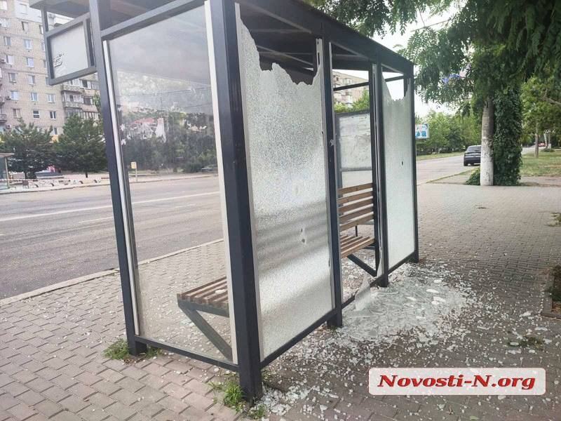 Наслідки влучання у зупинку громадського транспорту в Миколаєві