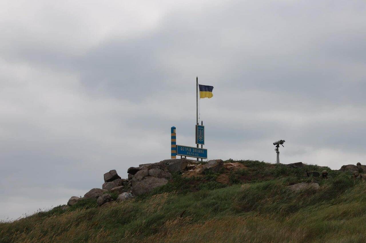 На Змеином подняли украинский флаг
