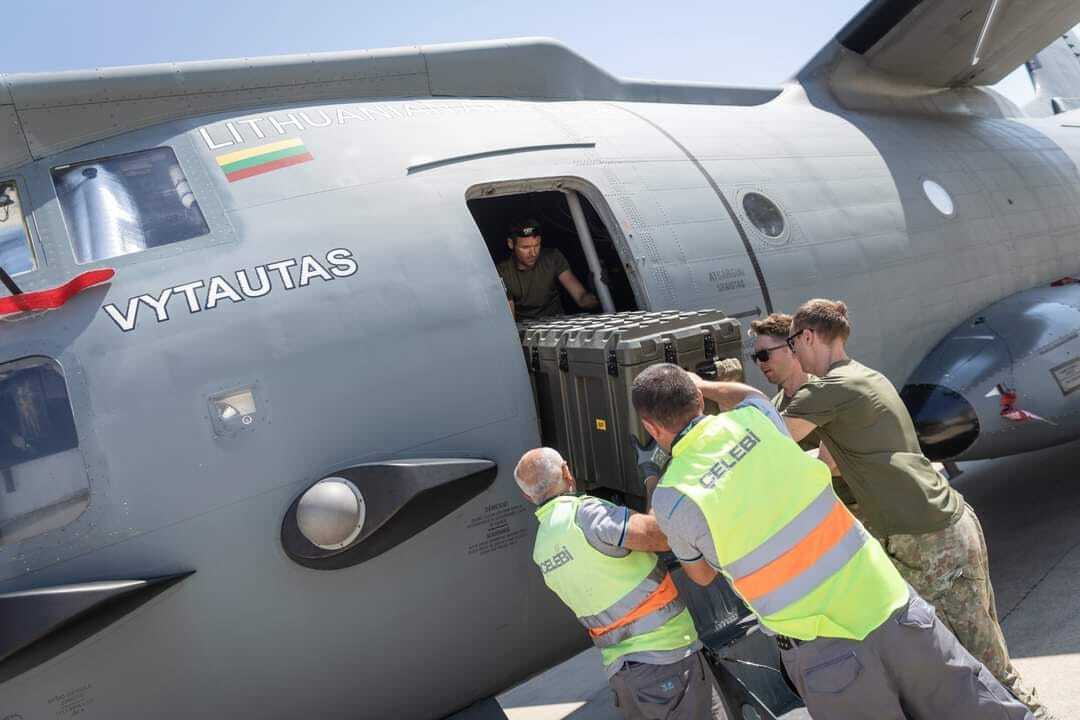 Беспилотник Bayraktar и вооружение к нему погрузили в самолет, который отправился в Украину
