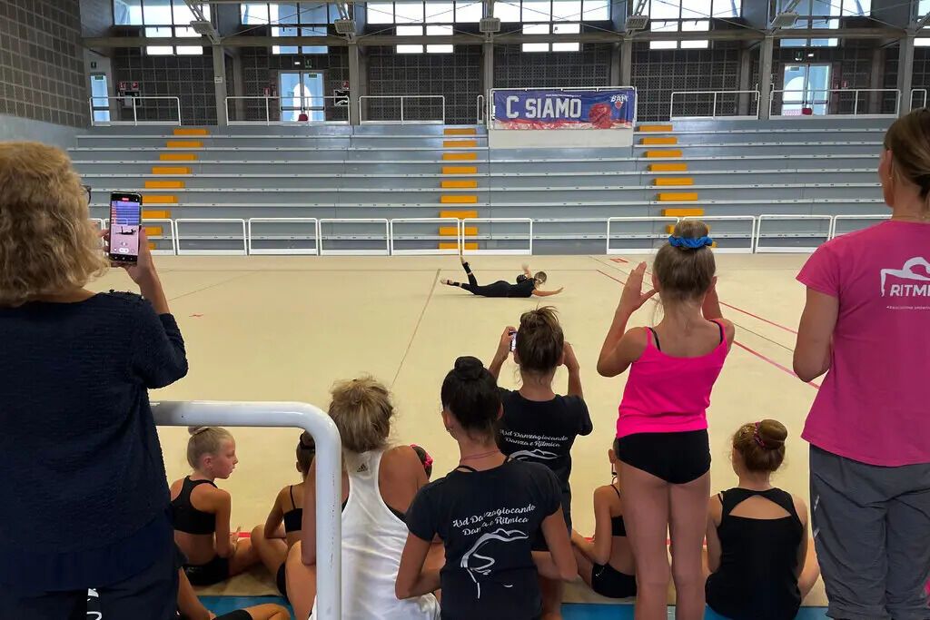 Эвелина Тоффолетти (слева) и студенты гимнастики наблюдали за украинской гимнасткой Владой Никольченко во время мастер-класса в Падуе в июле