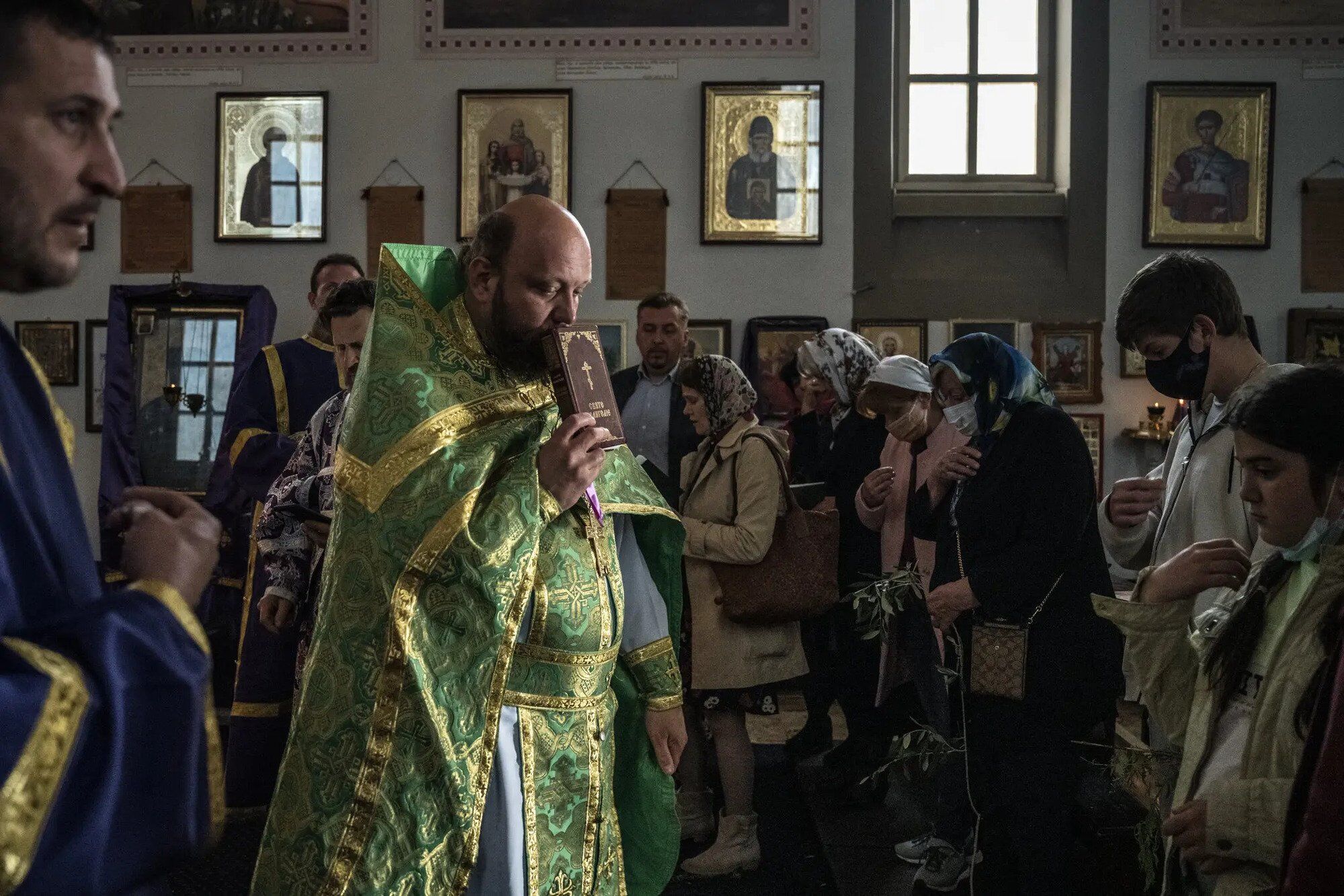 Украинцы посещают церковную службу в Удине, Италия