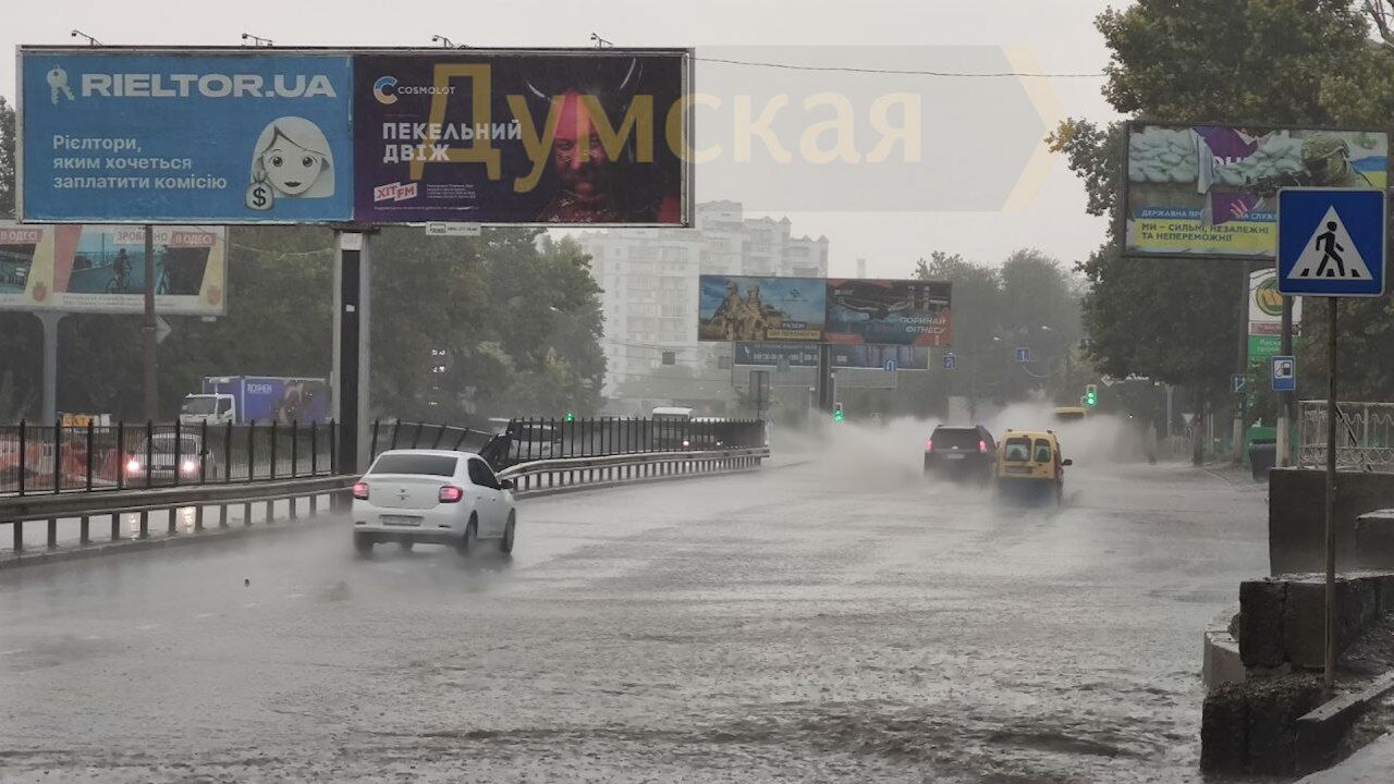 Одесу затопило та засипало градом: у місті плавають авто, зупинено рух трамваїв (відео)