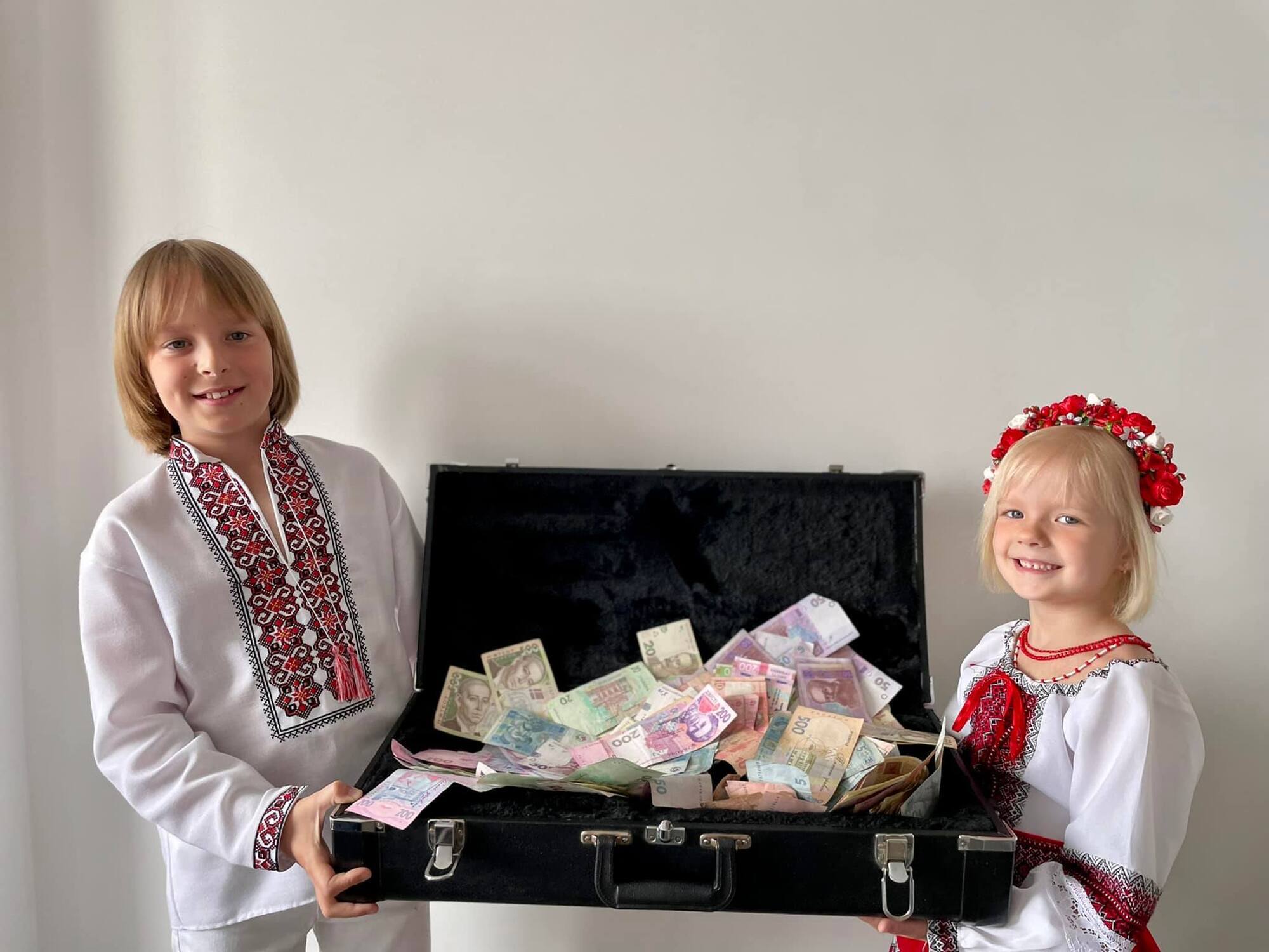 5-летняя Мария вместе с 9-летним братом Александром собрала более 35 тыс. гривен для ВСУ