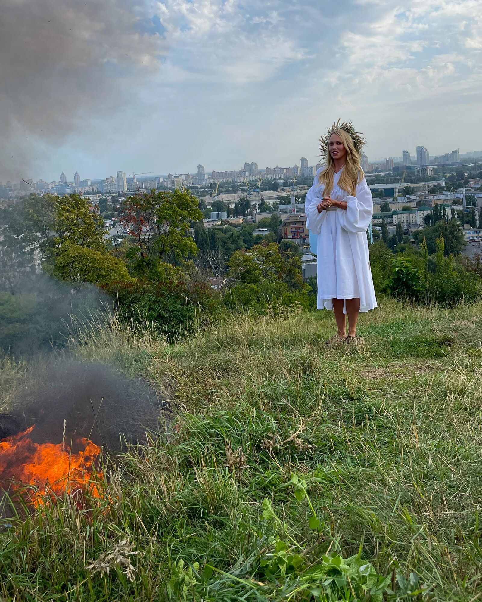 Полякова сожгла свой кокошник в знак расторжения связей с россией
