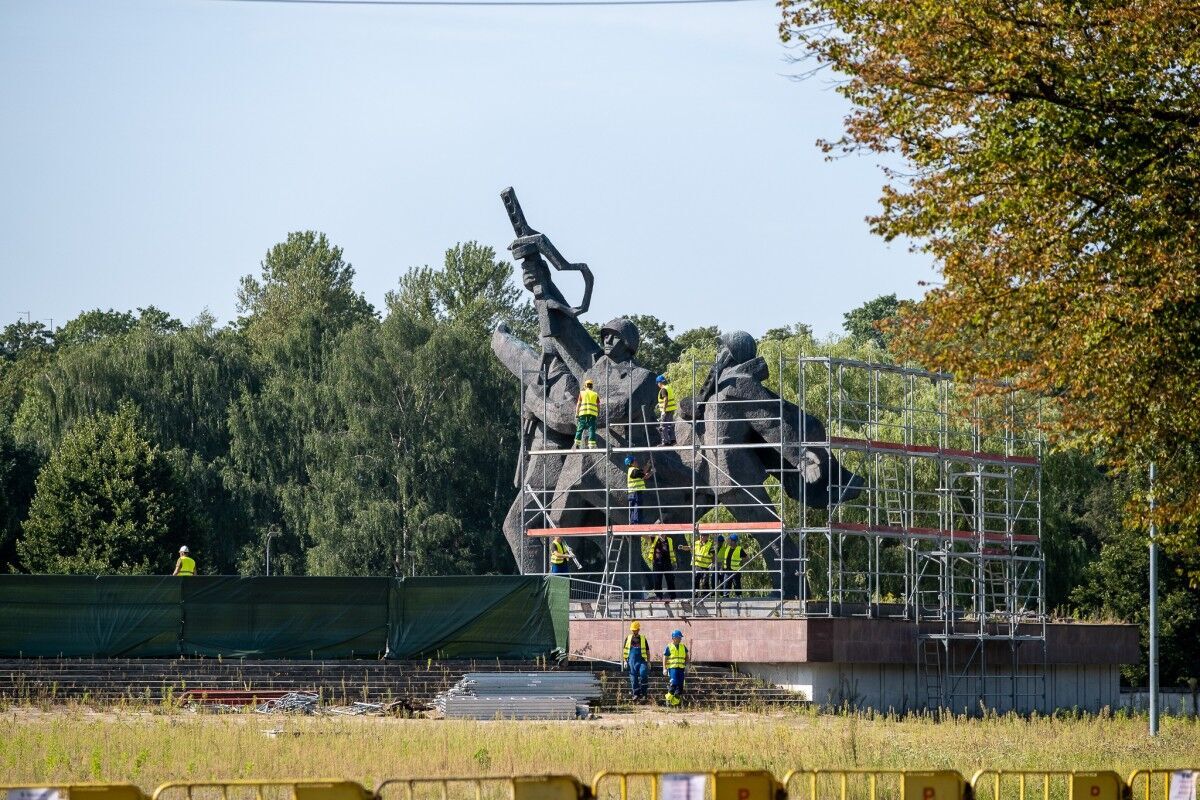 Демонтування пам'ятника визволителям Радянської Латвії та Риги