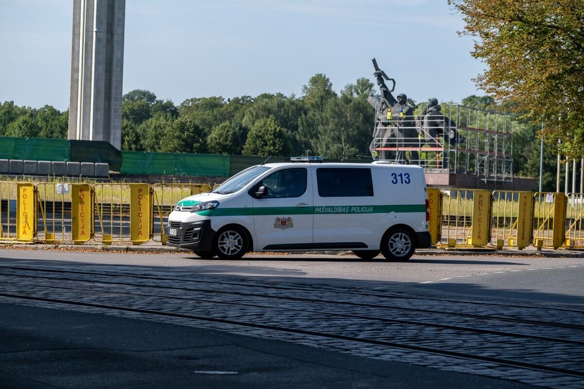 Поліція стоїть по периметру зони демонтажу