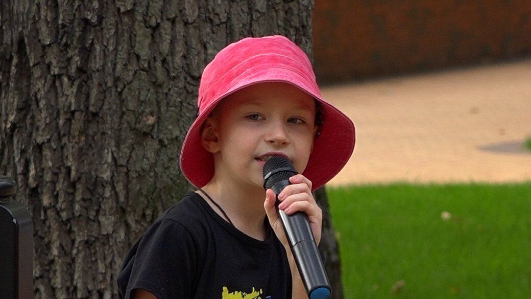 В Чернигове 8-летний Сергей Мороз устраивает концерты, чтобы собрать деньги для ВСУ